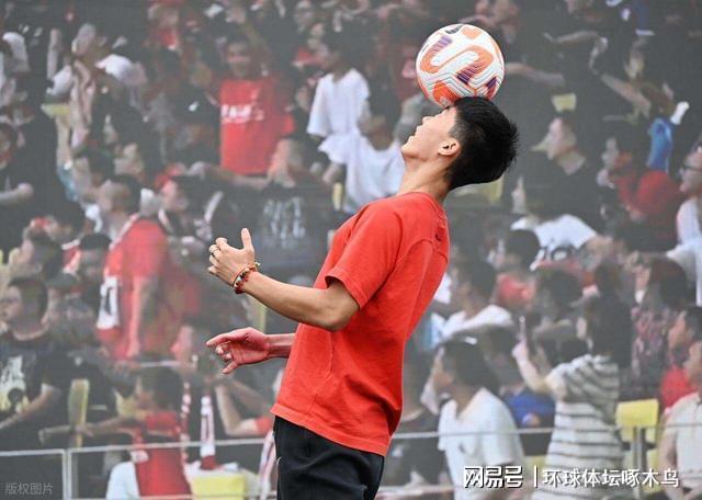 克拉克加公开赛穿球衣遭嘘仍抓鸟