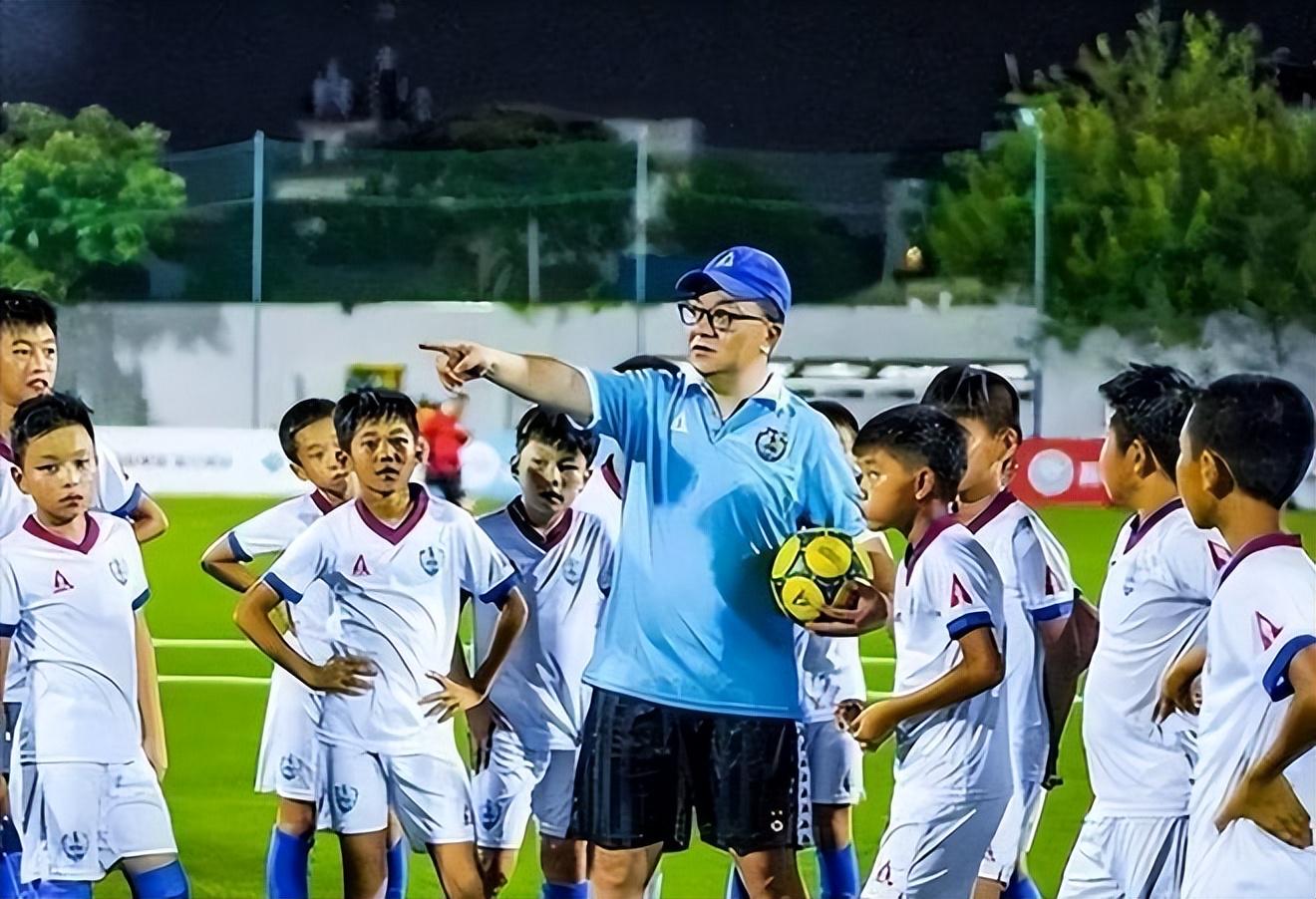 米兰体育卡塔尔足协主席会见因凡蒂诺，并向后者赠送卡塔尔球衣