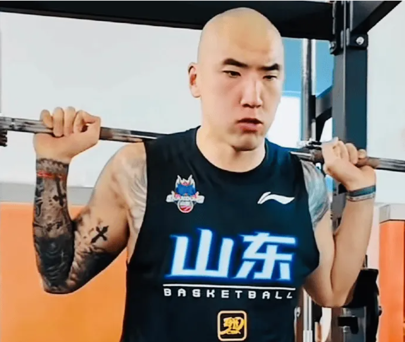 拉塞尔夺加泰排位赛杆位