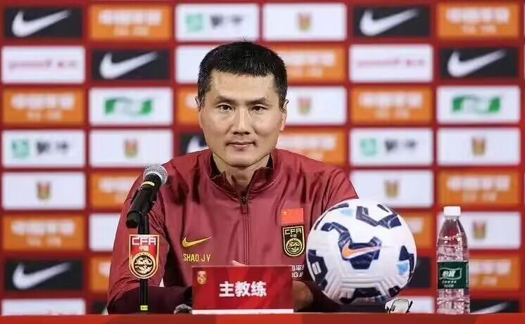 痛失好局,瑞士主帅雅金在球队被卡塔尔绝平后怒摔水瓶