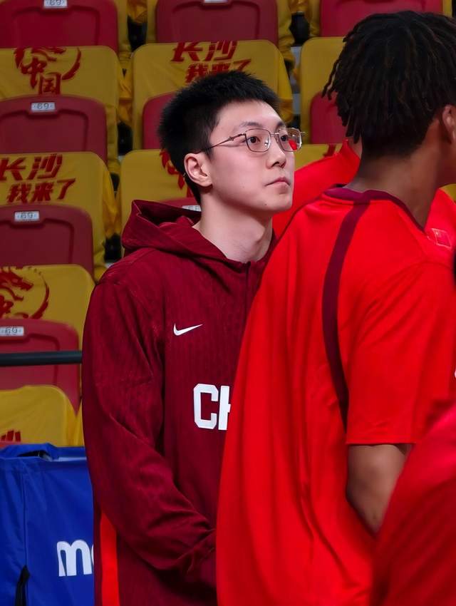 火箭两年合同签下签湖人后场大闸，他们并没有使用全额中产特例？