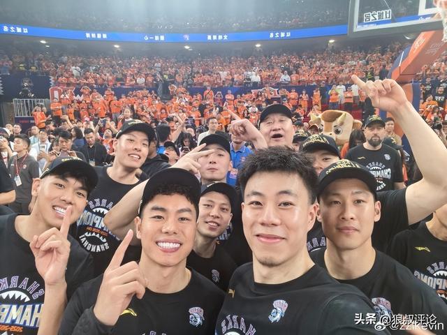 湖人终于开窍!欲3换1引进顶级内线,三巨头成雏形,詹姆斯尴尬