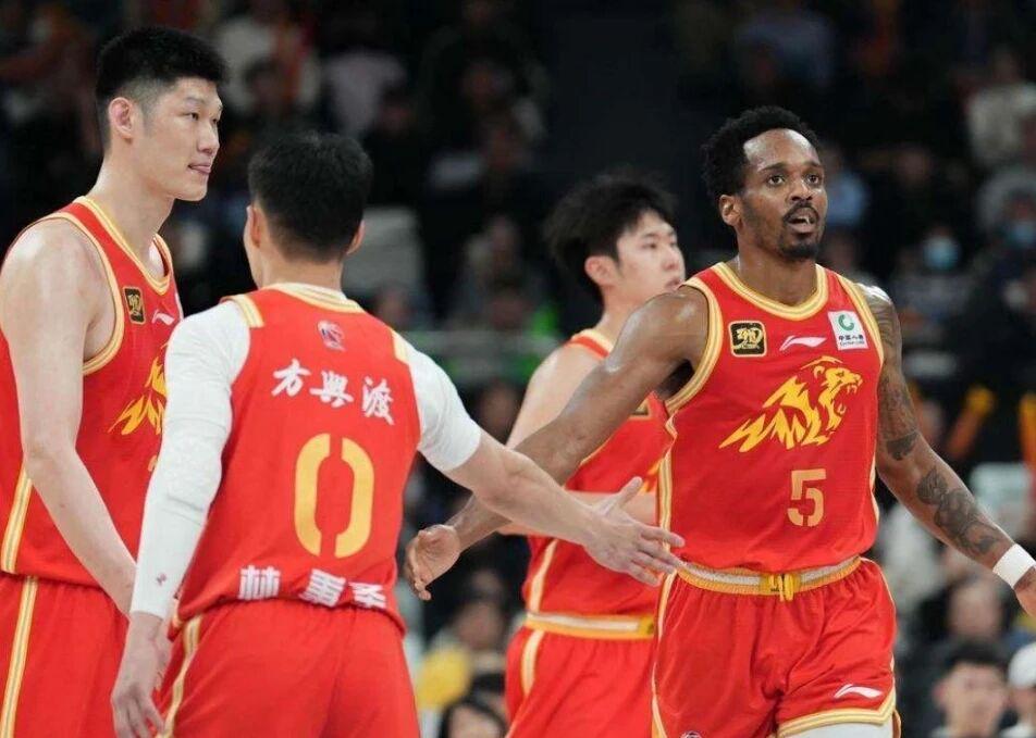 邓超带等等现场见证,尼克斯落后16分大翻盘,布伦森狂砍45分夺冠