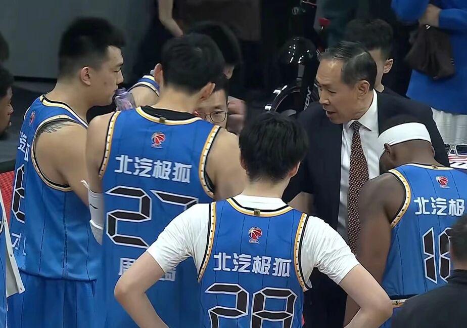 牛逼!拿到了!尼克斯总冠军!27投砸出45分!文班亚马垫脚布伦森...