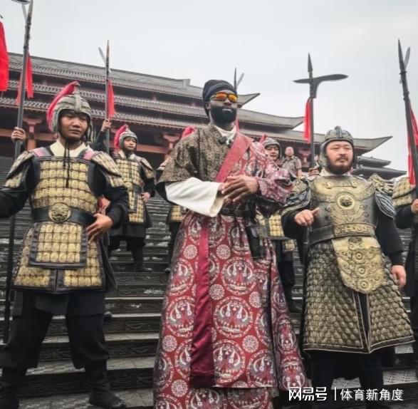 米兰体育尼克斯球星的双胞胎接管发布会,萌娃抢尽风头