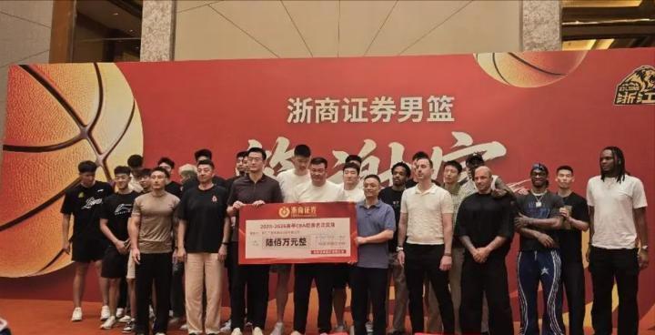 除了先发锋线大将,还有4名球员会是黄蜂今夏可能被送走的对象?