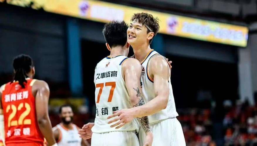68岁临时工带进总决赛:金骑士换帅赌赢,西区黑马杀穿三强