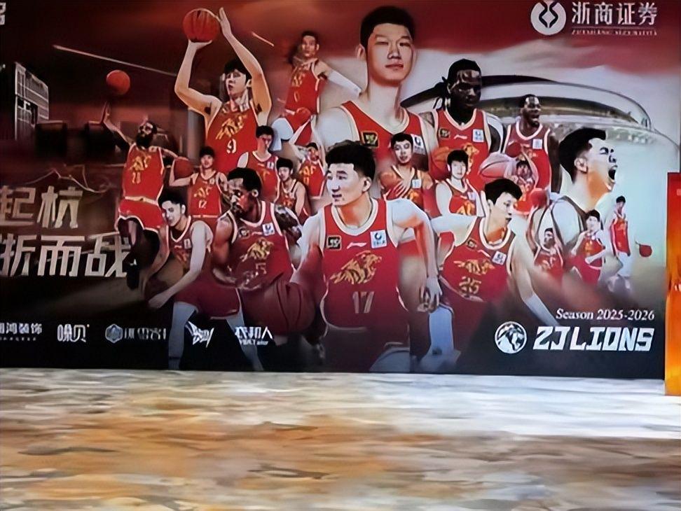 福克斯谈外界批评:人们又没有我的电话号码 这无关紧要