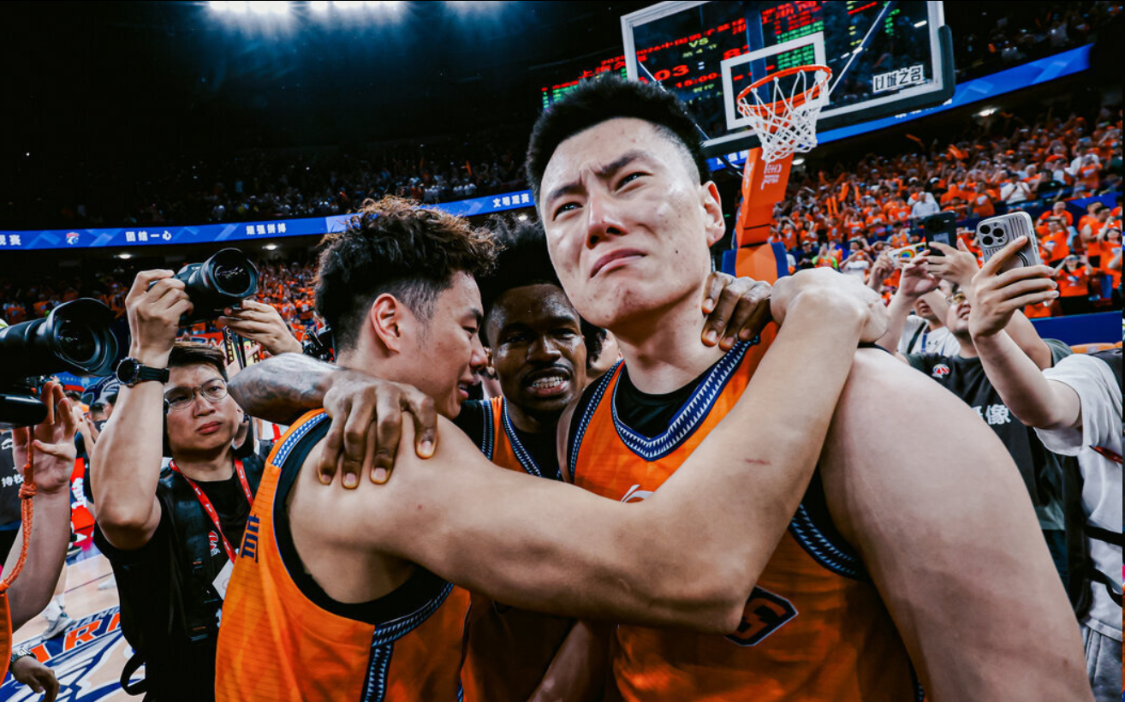 不惧文班垫脚布伦森45+3,唐斯全场2分,尼克斯4