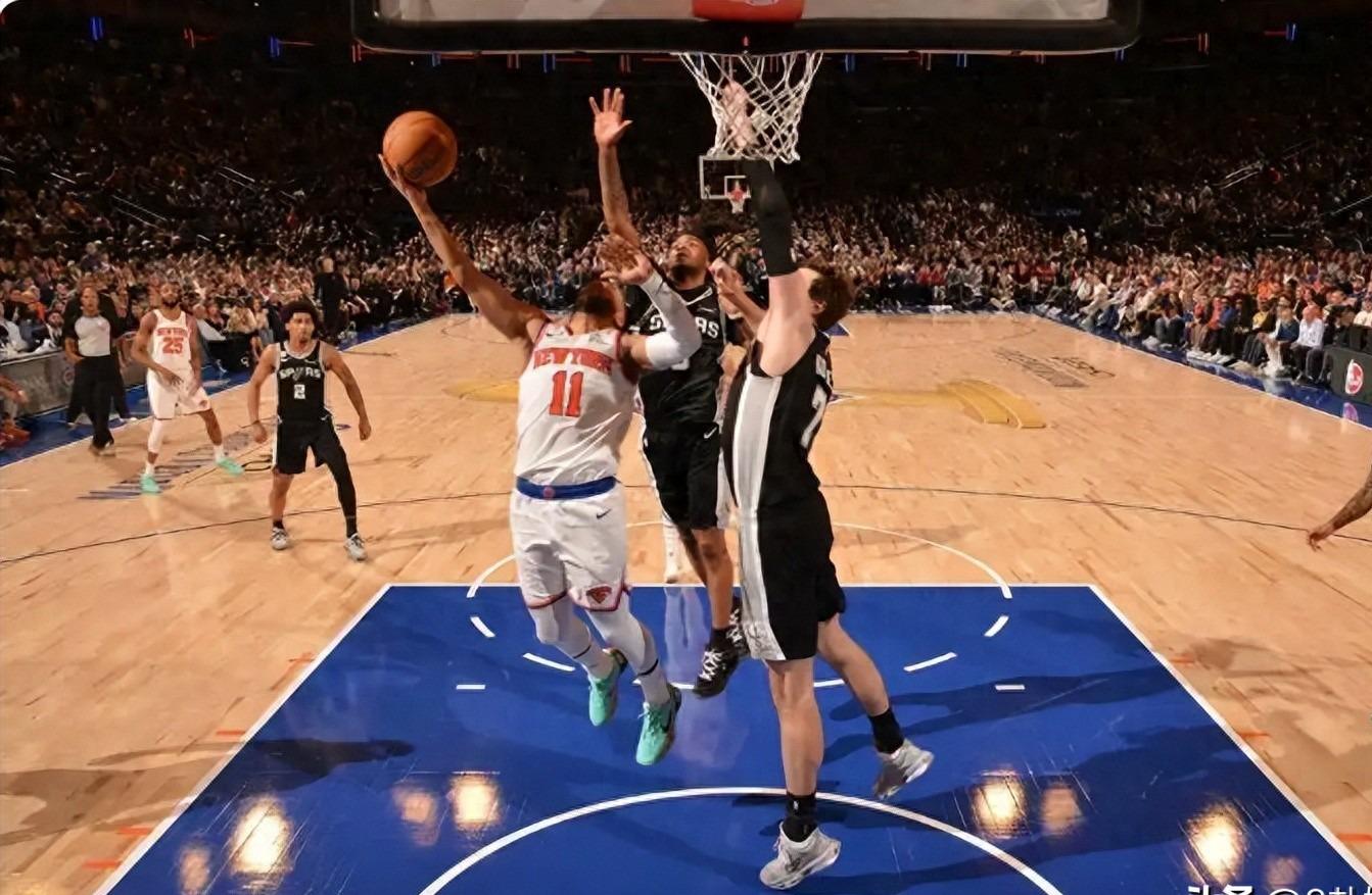 NBA官方晒总冠军定妆照：尼克斯17人出镜 索汉和杰米森没拍上？