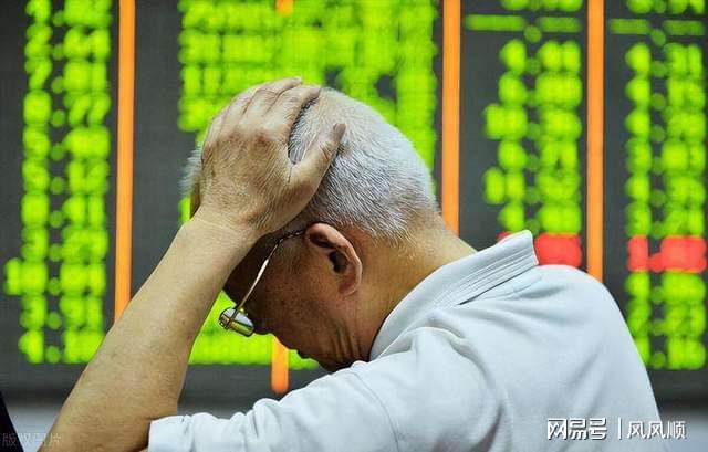 记者：切尔西仍在持续关注尤文边卫坎比亚索，球员想去巴萨