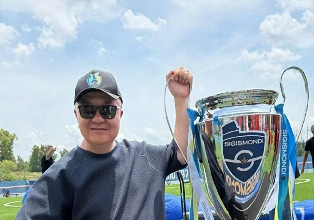 法国队致敬青训，球员和德尚穿各自生涯首家俱乐部球衣合影